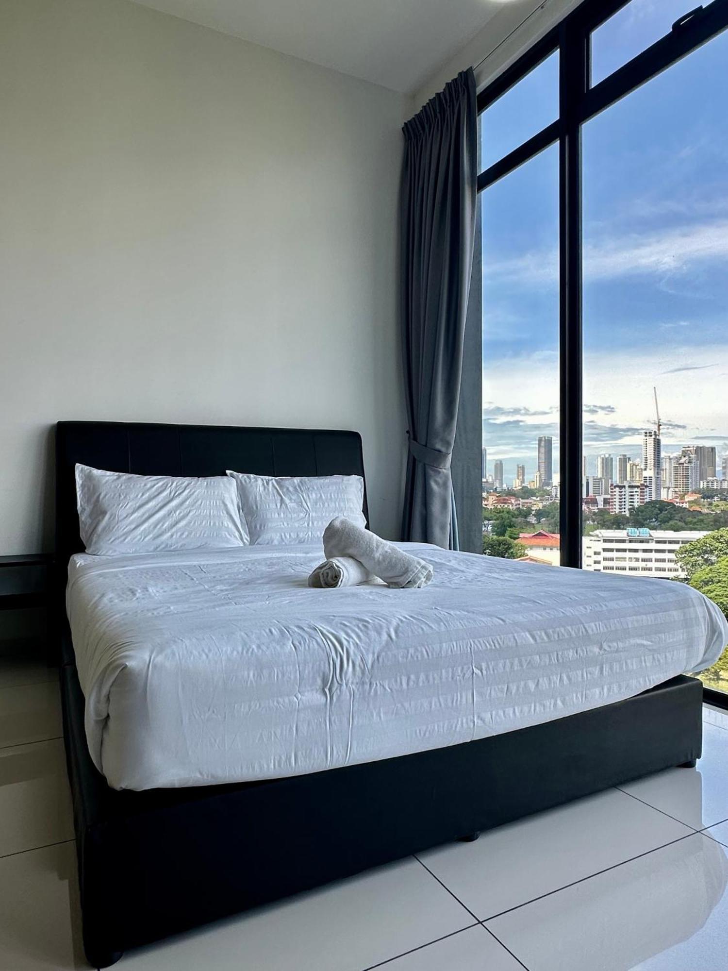 Beacon Executive Suite - City View - By Iz George Town Exterior photo