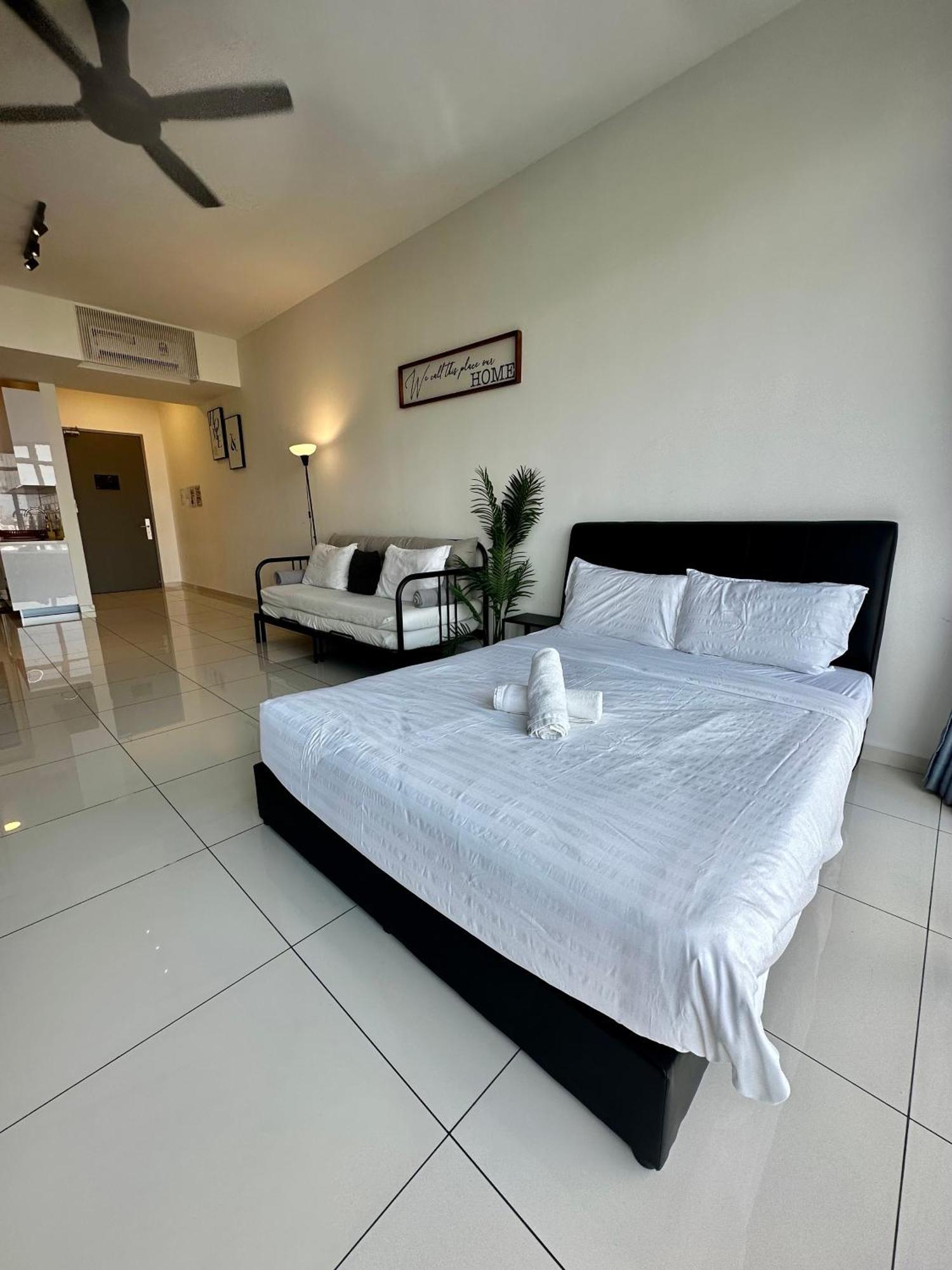 Beacon Executive Suite - City View - By Iz George Town Exterior photo
